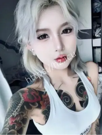 金发纹身精神小妹